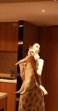 陈瑶带猫出行入住酒店图片，日常逗猫爱心满满
