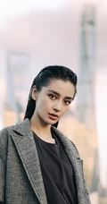 baby最新秋季电子刊写真封面，解锁机车女孩酷美新时尚