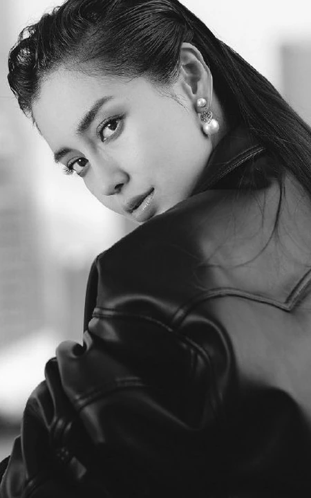 baby最新秋季电子刊写真封面，解锁机车女孩酷美新时尚