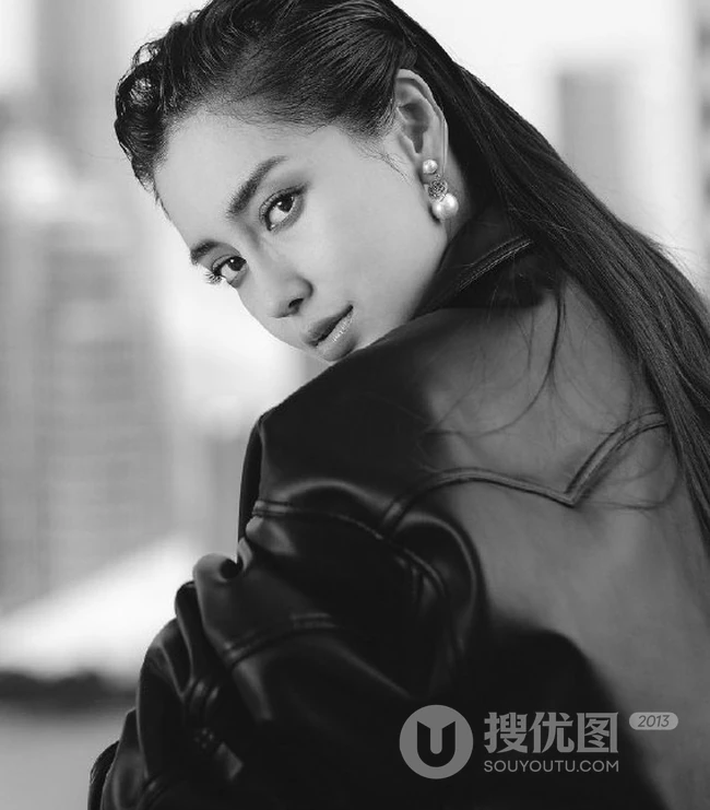 baby最新秋季电子刊写真封面，解锁机车女孩酷美新时尚