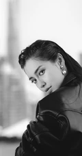 baby最新秋季电子刊写真封面，解锁机车女孩酷美新时尚