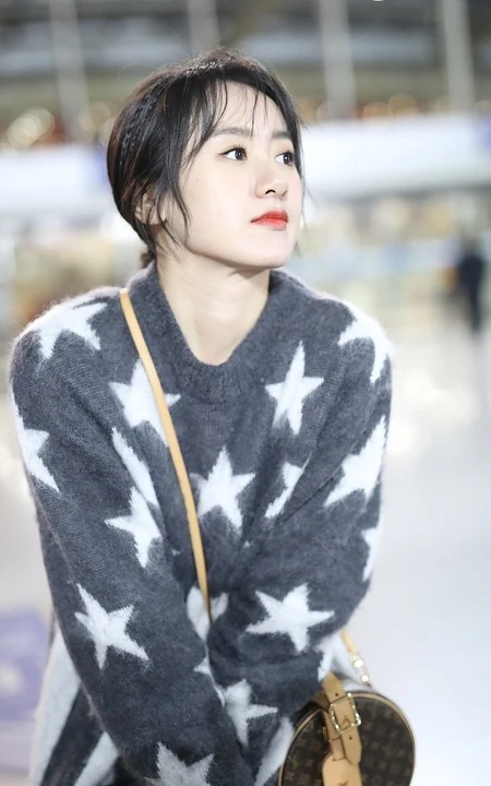 女明星袁冰妍现身机场，可爱服饰，发型，表情皆动人