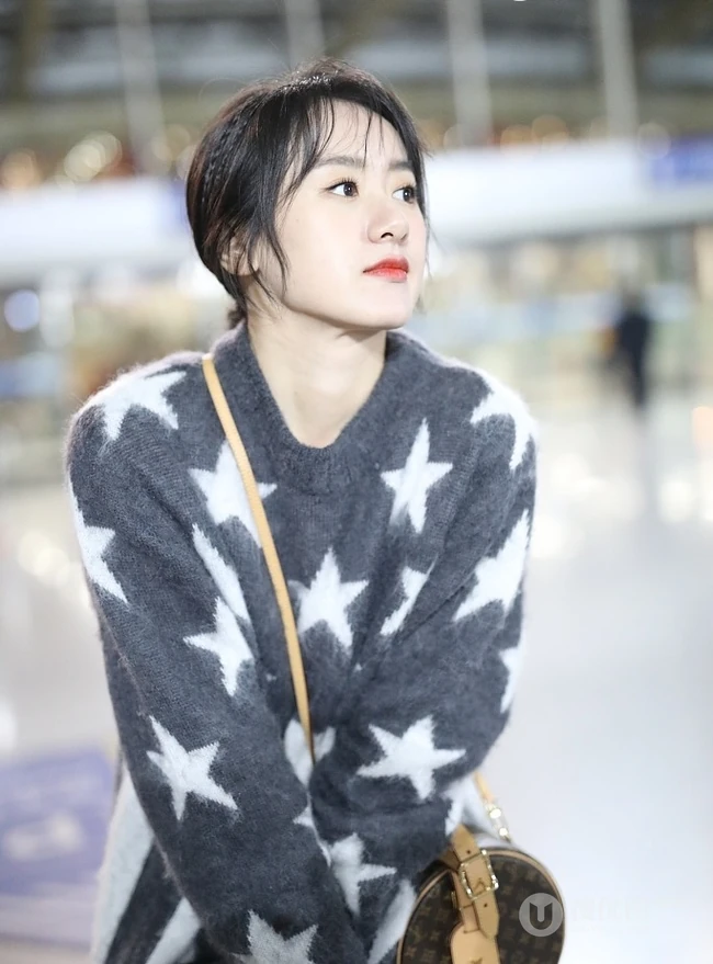 女明星袁冰妍现身机场，可爱服饰，发型，表情皆动人