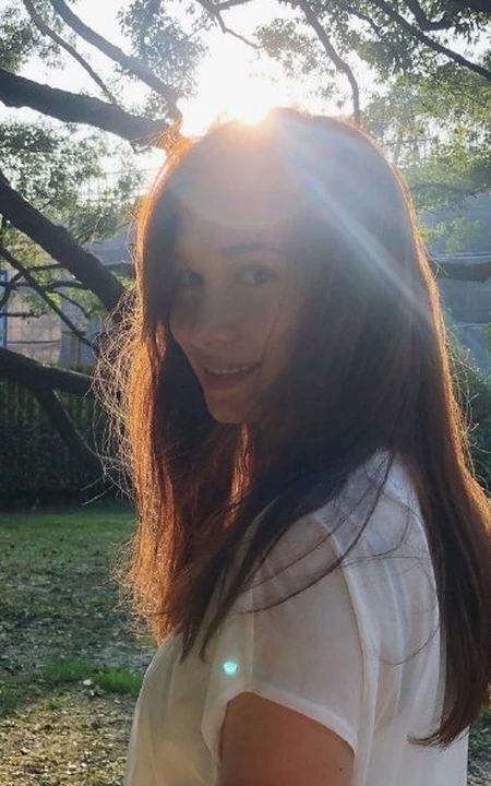 卢靖姗绿洲晒唯美背影照片，逆光背景，S型身材动人