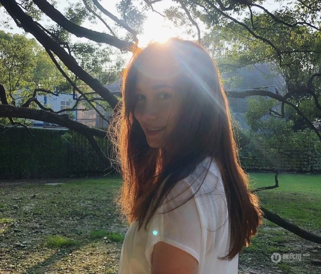 卢靖姗绿洲晒唯美背影照片，逆光背景，S型身材动人