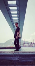 香港帅哥明星黄宗泽街拍写真图片，画面很唯美