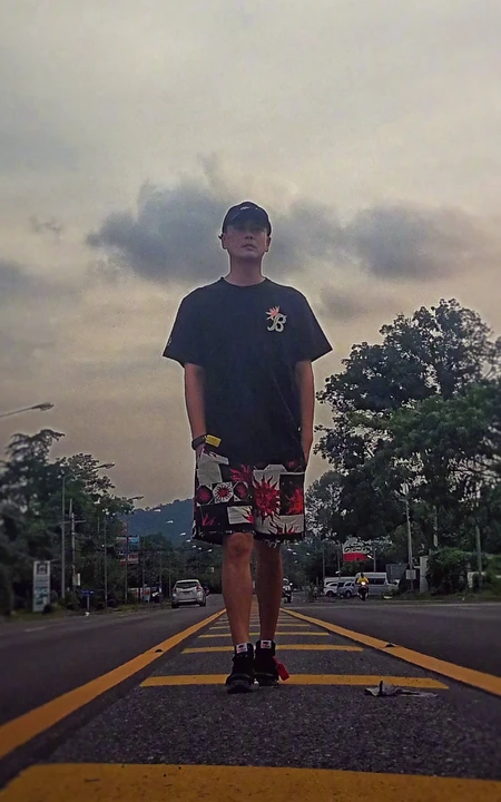 香港帅哥明星黄宗泽街拍写真图片，画面很唯美