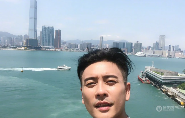 香港帅哥明星黄宗泽街拍写真图片，画面很唯美
