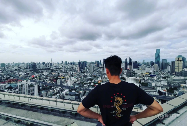 香港帅哥明星黄宗泽街拍写真图片，画面很唯美