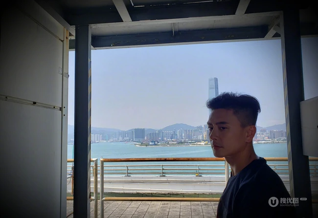 香港帅哥明星黄宗泽街拍写真图片，画面很唯美