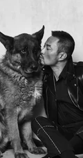 张涵予手夹雪茄与爱犬同框写真一展强悍硬汉风格