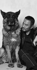 张涵予手夹雪茄与爱犬同框写真一展强悍硬汉风格
