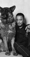 张涵予手夹雪茄与爱犬同框写真一展强悍硬汉风格
