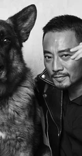 张涵予手夹雪茄与爱犬同框写真一展强悍硬汉风格