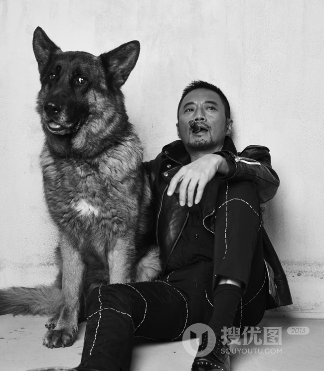 张涵予手夹雪茄与爱犬同框写真一展强悍硬汉风格