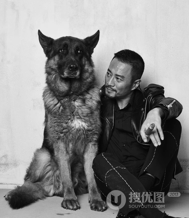 张涵予手夹雪茄与爱犬同框写真一展强悍硬汉风格