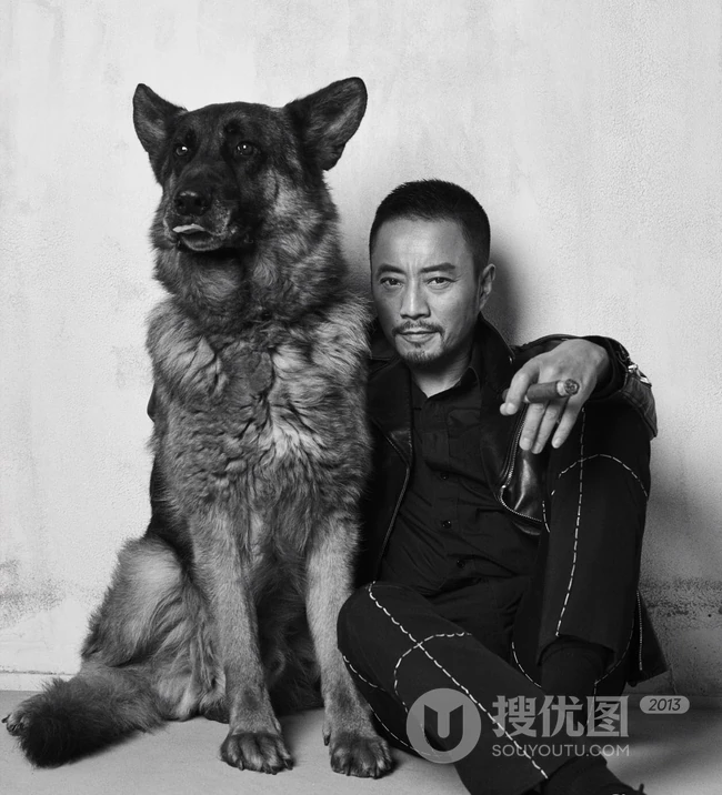 张涵予手夹雪茄与爱犬同框写真一展强悍硬汉风格