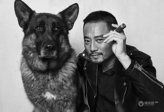 张涵予手夹雪茄与爱犬同框写真一展强悍硬汉风格