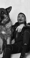 张涵予手夹雪茄与爱犬同框写真一展强悍硬汉风格