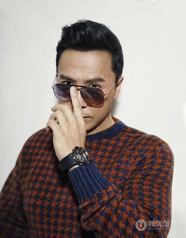 功夫巨星甄子丹杂志封面写真，展现来自硬汉的绅士魅力