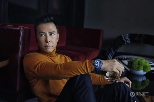 功夫巨星甄子丹杂志封面写真，展现来自硬汉的绅士魅力