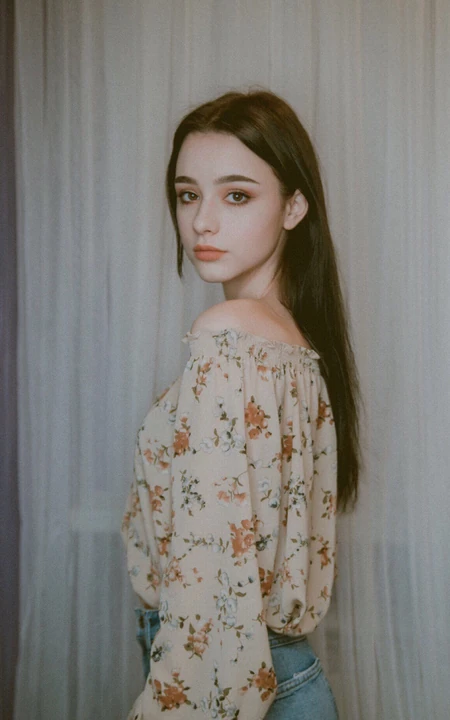 漂亮外国长发美少女，花衫牛仔裤侧肩手机壁纸大图
