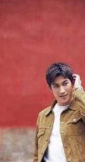 李治廷绿洲晒生活照图片，现身公园手拿吉他自弹自唱