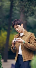 李治廷绿洲晒生活照图片，现身公园手拿吉他自弹自唱