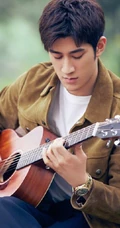 李治廷绿洲晒生活照图片，现身公园手拿吉他自弹自唱