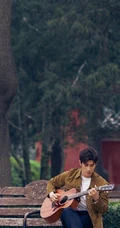 李治廷绿洲晒生活照图片，现身公园手拿吉他自弹自唱