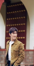 李治廷绿洲晒生活照图片，现身公园手拿吉他自弹自唱
