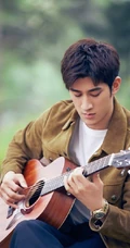 李治廷绿洲晒生活照图片，现身公园手拿吉他自弹自唱