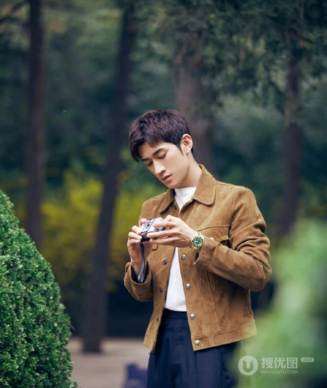 李治廷绿洲晒生活照图片，现身公园手拿吉他自弹自唱