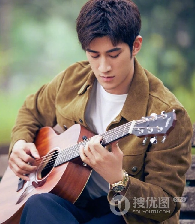 李治廷绿洲晒生活照图片，现身公园手拿吉他自弹自唱