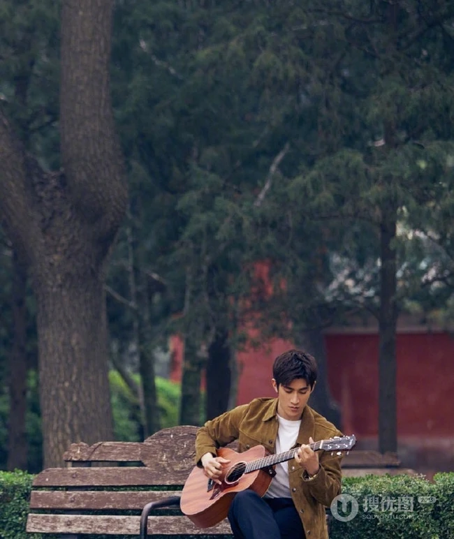 李治廷绿洲晒生活照图片，现身公园手拿吉他自弹自唱