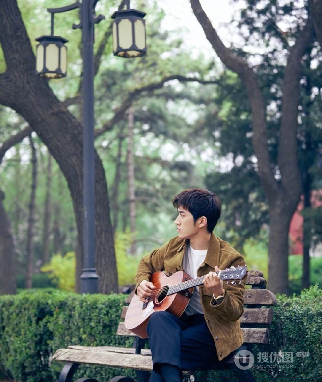 李治廷绿洲晒生活照图片，现身公园手拿吉他自弹自唱