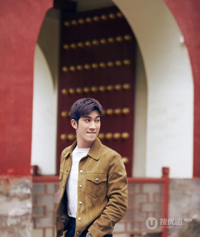 李治廷绿洲晒生活照图片，现身公园手拿吉他自弹自唱