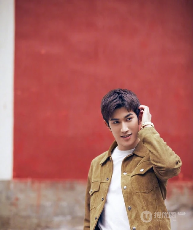李治廷绿洲晒生活照图片，现身公园手拿吉他自弹自唱
