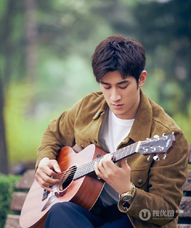李治廷绿洲晒生活照图片，现身公园手拿吉他自弹自唱
