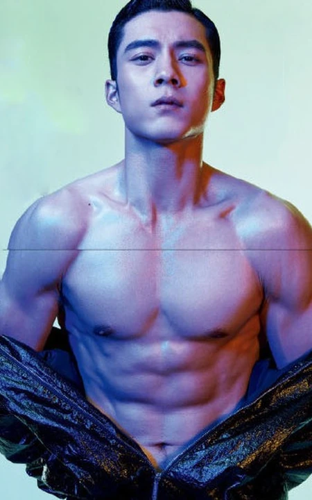 肌肉帅哥韩东君气质写真，大秀六块腹肌，身材健美动人