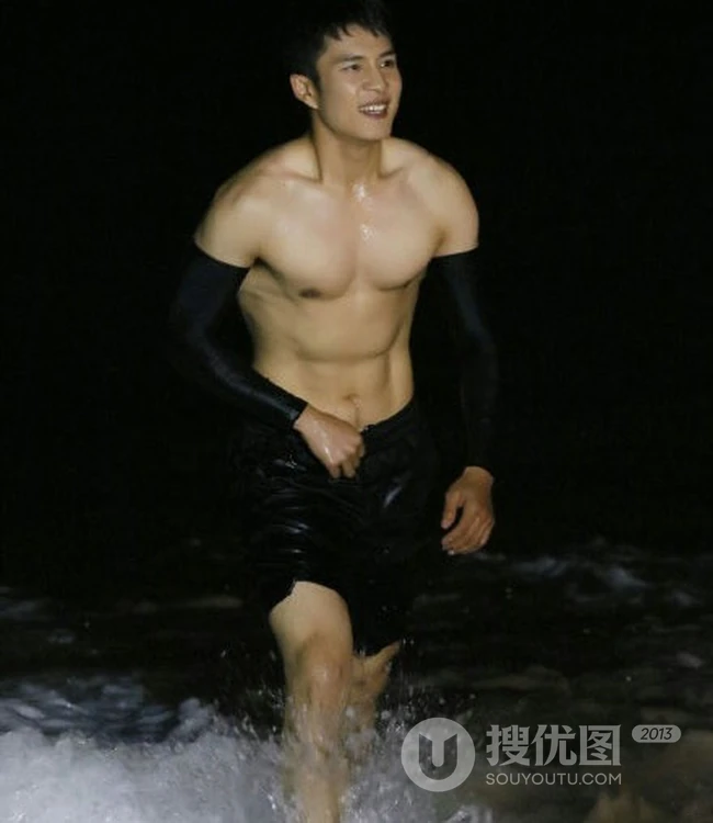 肌肉帅哥韩东君气质写真，大秀六块腹肌，身材健美动人