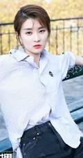 乔欣酷美风格花花世界杂志写真，休闲白衫牛仔现身街头