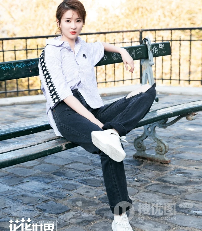 乔欣酷美风格花花世界杂志写真，休闲白衫牛仔现身街头