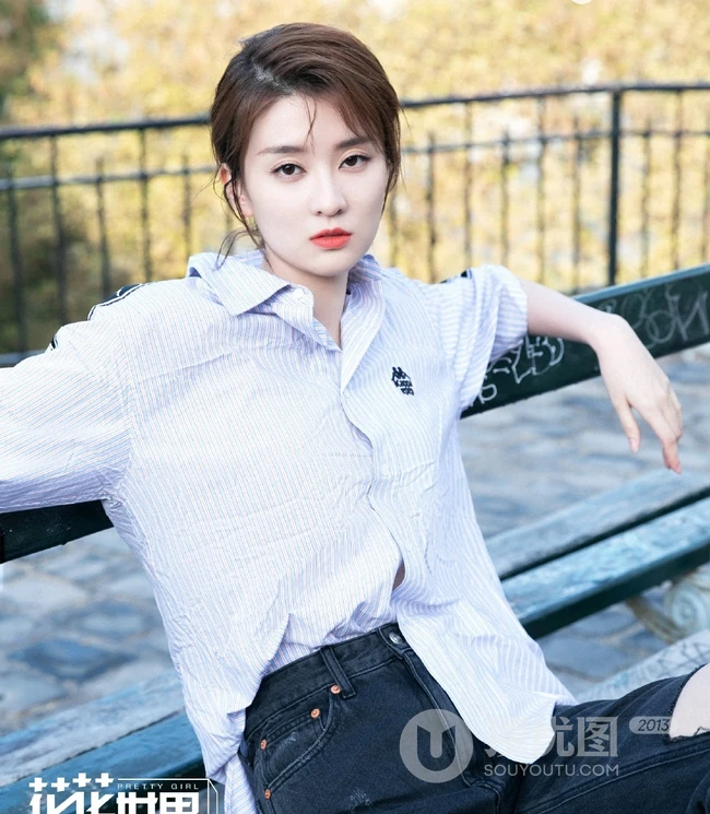 乔欣酷美风格花花世界杂志写真，休闲白衫牛仔现身街头