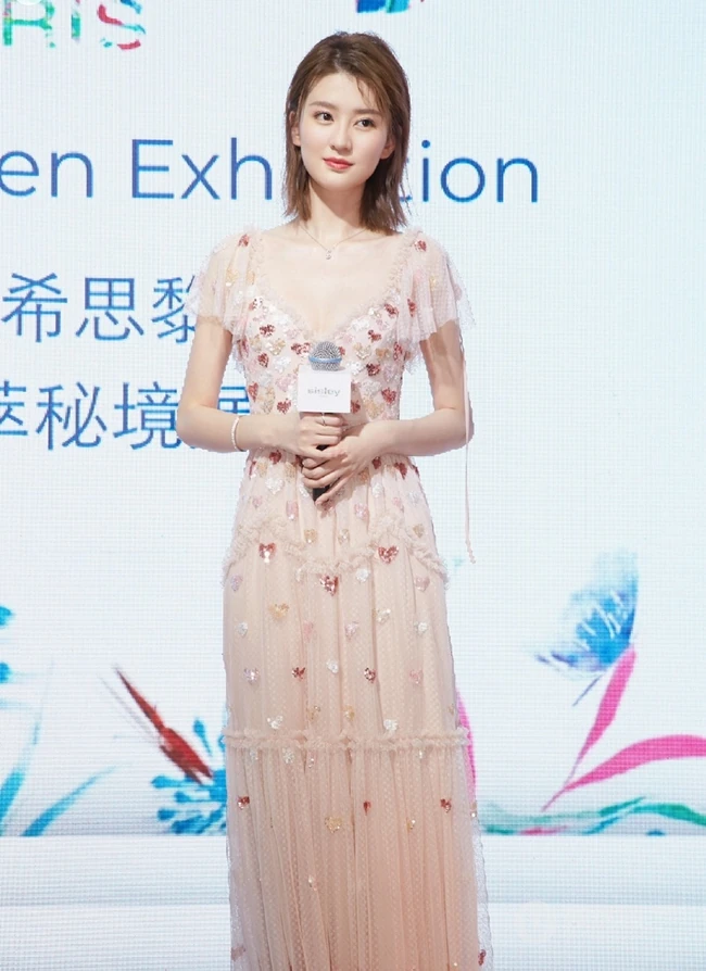 乔欣气质动人桃心亮片V领连衣裙参加活动写真图片