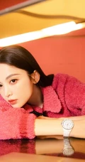 女星古力娜扎微博晒红衣美照，手摸额头颜美动人