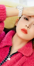女星古力娜扎微博晒红衣美照，手摸额头颜美动人