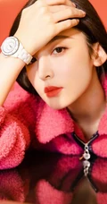 女星古力娜扎微博晒红衣美照，手摸额头颜美动人