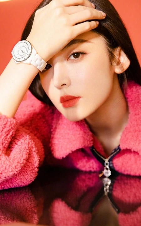 女星古力娜扎微博晒红衣美照，手摸额头颜美动人