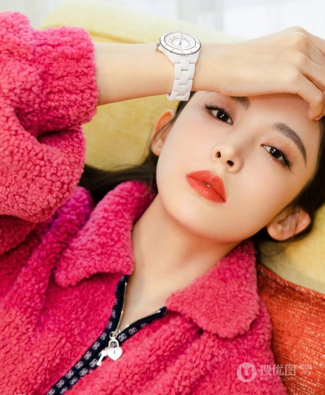 女星古力娜扎微博晒红衣美照，手摸额头颜美动人